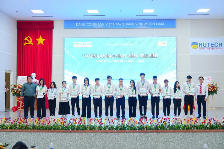 Gần 600 sinh viên tiêu biểu Học kỳ I năm học 2023-2024 của Khoa Quản trị kinh doanh được tuyên dương 93