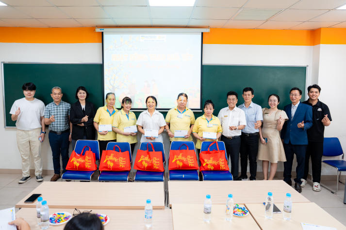 Khi mùa xuân được tạo nên từ ý thức sẻ chia của Khoa Tài chính - Thương mại HUTECH 27