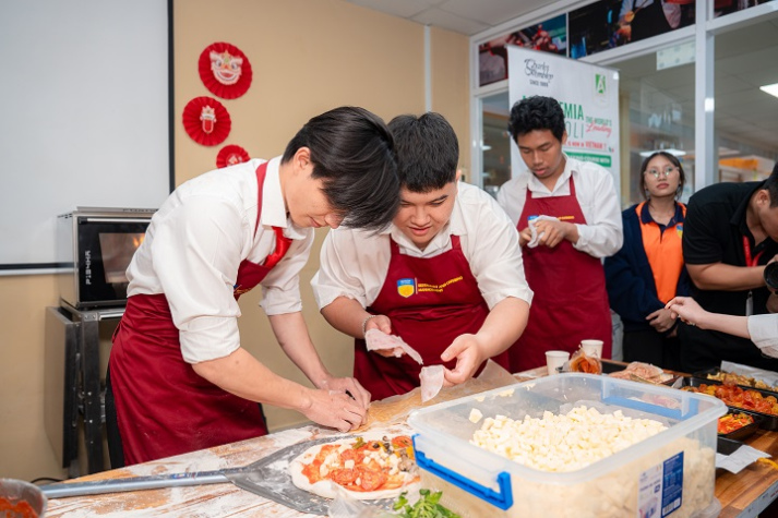 [Video] Top 4 Giải vô địch Pizza Thế giới 2025 hướng dẫn sinh viên Quản trị nhà hàng làm pizza “chuẩn Ý” 32