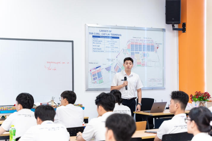 Sinh viên Viện Công nghệ Việt - Nhật tìm hiểu hoạt động khai thác cảng tại Tân Cảng - Cát Lái 33