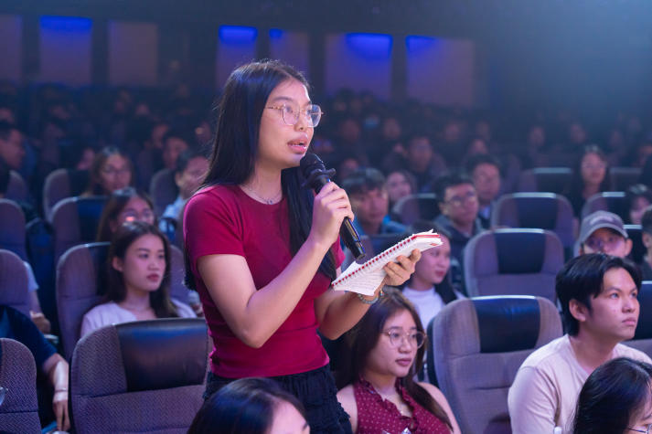 Sinh viên Truyền thông đa phương tiện học thực tế tại Sân khấu kịch Thế Giới Trẻ 44