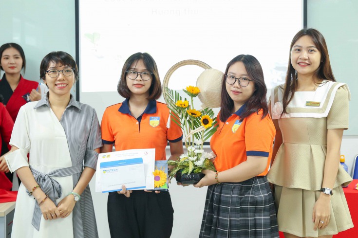 Sinh viên Nhật Bản học HUTECH bày tỏ lòng tri ân thầy cô qua những giỏ hoa nghệ thuật Ikebana 77