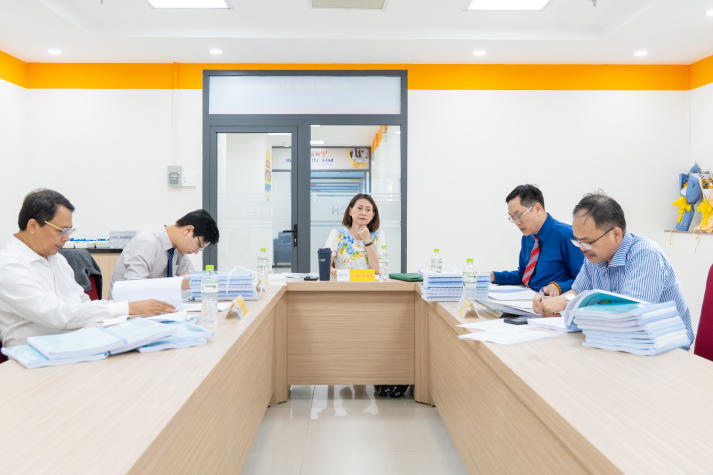 Nhiều lát cắt thực tiễn từ nghiên cứu Quản trị kinh doanh tại buổi bảo vệ luận văn/đề án Thạc sĩ HUTECH 11