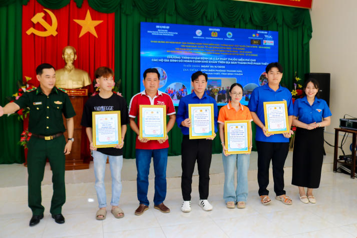 Tuổi trẻ Khoa Khoa học Xã hội và Quan hệ Công chúng tổ chức khám bệnh miễn phí cho hơn 200 người dân tại TP. Phan Thiết 72