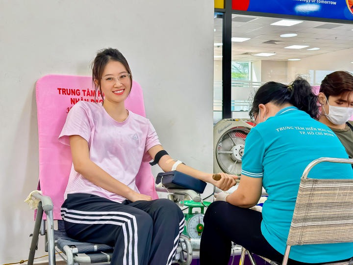 Á khôi Trần Đình Thạch Thảo hiến máu tình nguyện hưởng ứng Tháng Thanh niên tại HUTECH 24