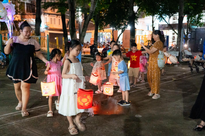 Thắp đèn Trung thu, trao yêu thương đến thiếu nhi Thạnh Mỹ Tây cùng sinh viên Khoa Nhật Bản học 107
