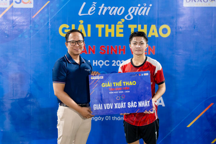 Red Sport đoạt cúp vô địch môn Bóng đá nam Giải thể thao chào đón tân sinh viên 56