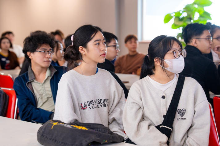 [Video] Ngày đầu năm học 2025-2026 tại HUTECH: Hào hứng, rộn ràng và đầy kỳ vọng 88