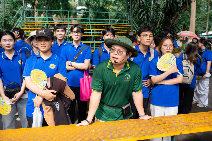 "Zoom in" cận cảnh lớp học ngoài trời tại Thảo Cầm Viên của sinh viên ngành Thú y 42