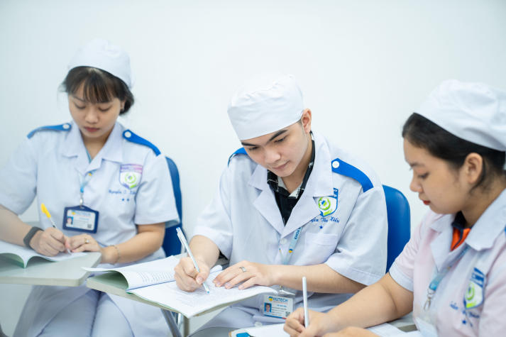 Điểm xét học bạ ngành Dược, Điều dưỡng, Xét nghiệm HUTECH lần lượt là từ 21 và 19, học phí khoảng 11-12 triệu/kỳ 168