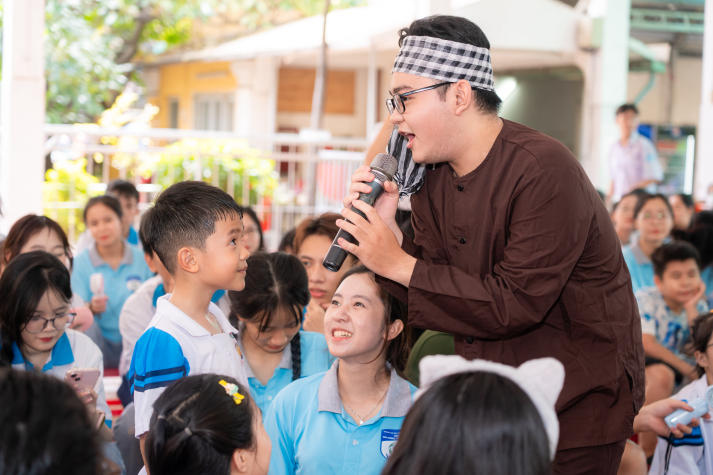 “Trung thu yêu thương 2025”: Sinh viên HUTECH kết nối trái tim, sẻ chia niềm vui cùng trẻ em Bình Thạnh 55