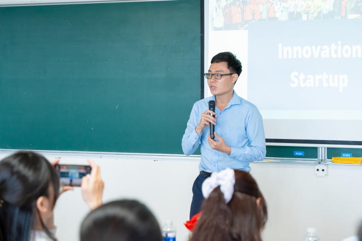 Khám phá chuỗi seminar HUTECH Innovatalk 2024 dành cho sinh viên VJIT 63