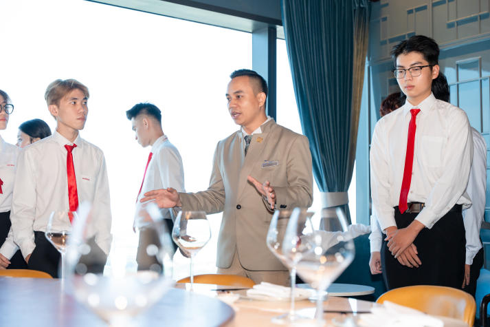 [Video] Không gian 5 sao trở thành lớp học: Sinh viên Quản trị khách sạn trải nghiệm tại Hilton Saigon và Renaissance Saigon 83