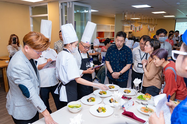 [Video] Vua đầu bếp Mỹ 2012 Christine Hà chia sẻ bí quyết thành công với nghề đầu bếp cho sinh viên HUTECH 86