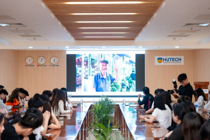 [Video] Khi sinh viên PR HUTECH kể chuyện “đời” bằng lăng kính phim phóng sự 53