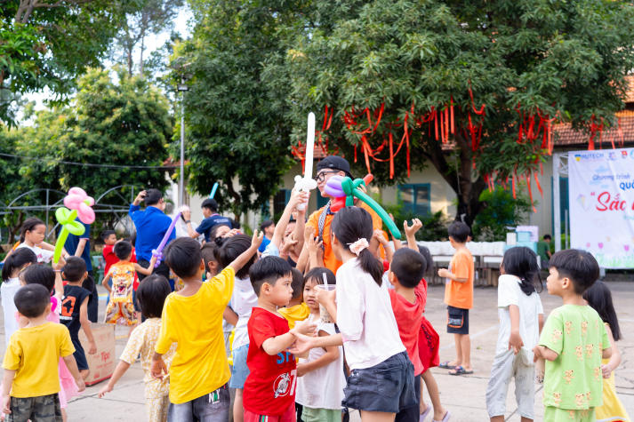 Lan tỏa yêu thương ngày 01/6, sinh viên HUTECH mang niềm vui đến trẻ em Làng Thiếu niên Thủ Đức 50