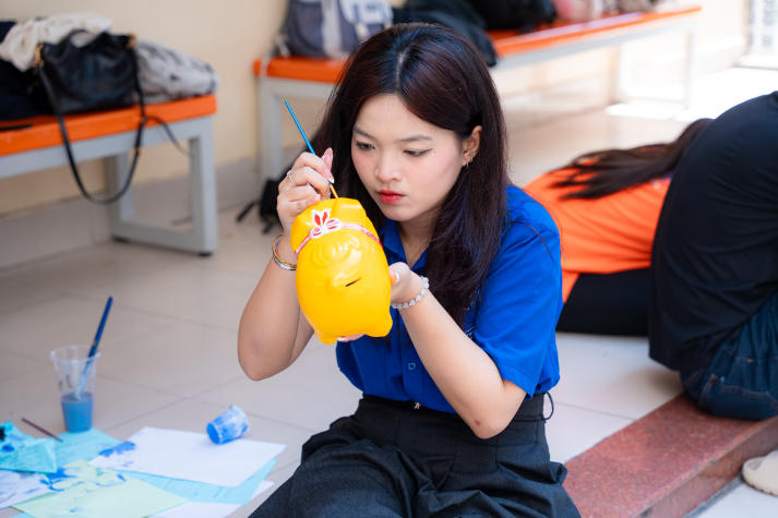 Sinh viên Khoa Tài chính - Thương mại lan tỏa tinh thần sẻ chia qua phong trào nuôi heo đất 74