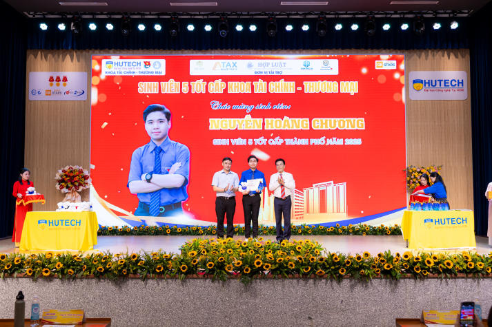 [Video] 10 dấu ấn HUTECH 2025: Khẳng định tầm vóc - Vững bước tương lai 429