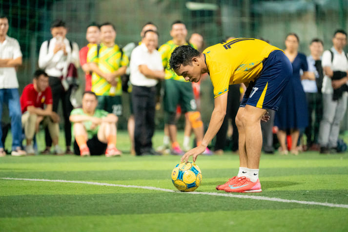 [Hội thao CB-GV-NV HUTECH 2025] Nảy lửa vòng Tứ kết bóng đá nam, 04 cái tên xuất sắc lộ diện vào Bán kết 25