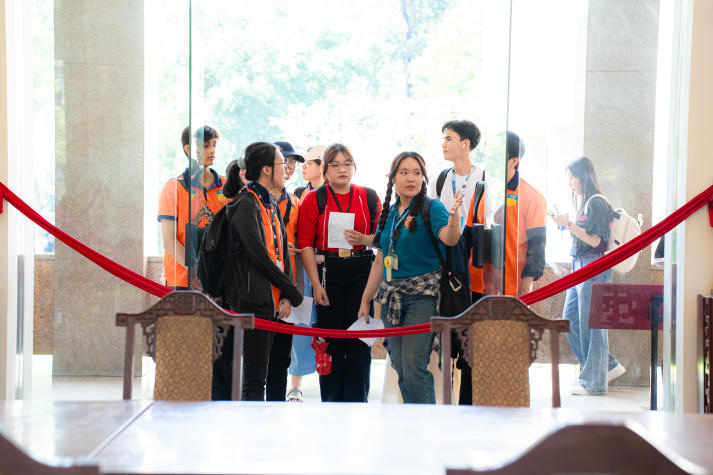 [Ảnh] Sinh viên Khoa Tiếng Anh và hành trình “học trong di sản” giữa lòng thành phố 71