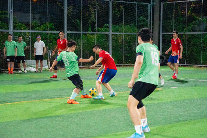 [Hội thao CB-GV-NV HUTECH 2025] Nảy lửa vòng Tứ kết bóng đá nam, 04 cái tên xuất sắc lộ diện vào Bán kết 86