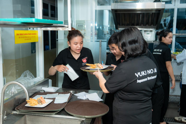 Sinh viên HUTECH biến đồ án thành nhà hàng Nhật, khách “chốt tiệc” ngay ngày khai trương 89