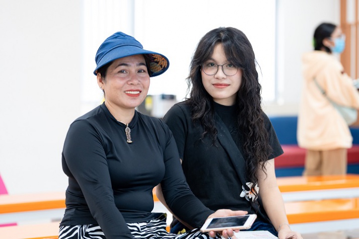 Đại gia đình 11 người “hộ tống” tân sinh viên đến HUTECH nhập học 72