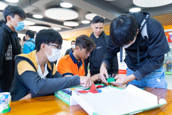 Cuộc thi học thuật “Robotics competition” thu hút đông đảo sinh viên Viện Kỹ thuật tranh tài 274