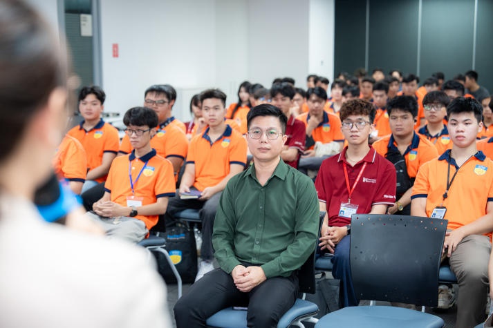 [Video] Students of the Institute of International Education visited DXC Technology Vietnam 99