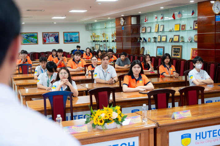 Sinh viên VJIT “lên trình” kỹ năng truyền tin và dã ngoại 52