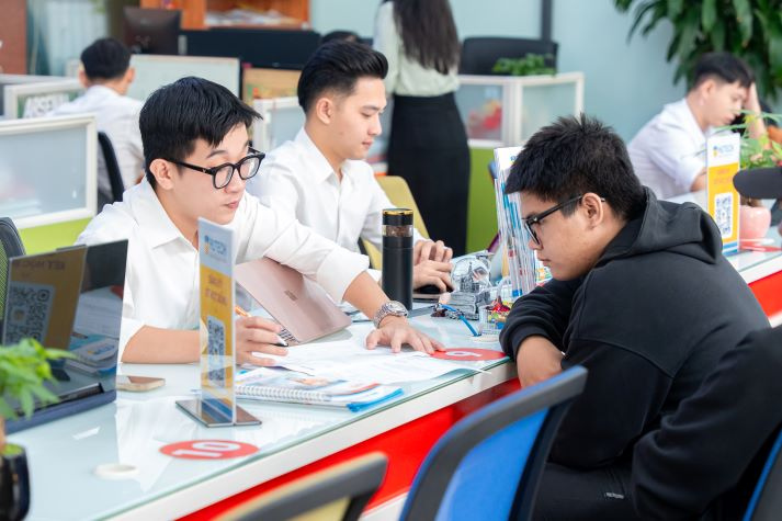 Đông đảo phụ huynh, thí sinh đến HUTECH tìm hiểu thông tin trước giai đoạn đăng ký nguyện vọng 26