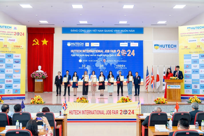 [Video] Sinh viên hào hứng “săn” hơn 1.500 đầu việc hấp dẫn tại “HUTECH International Job Fair 2024” 34