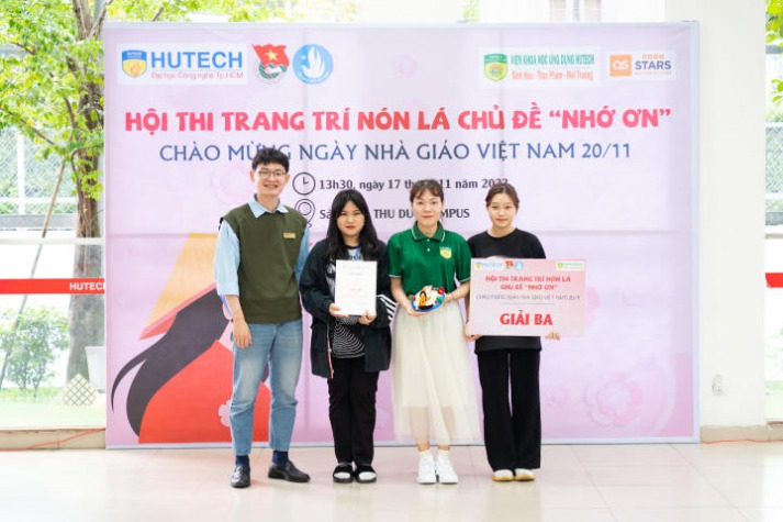 Sinh viên Viện Khoa học Ứng dụng HUTECH trang trí nón lá mừng Ngày Nhà giáo Việt Nam 87