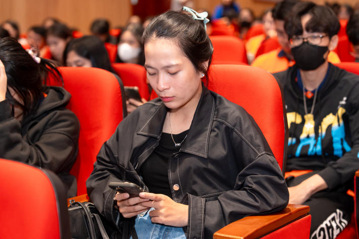 [Video] Sinh viên HUTECH tiếp cận AI, chính thức nhập cuộc “RongViet Invest 2025” 80