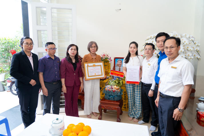 Truy tặng Huy hiệu 40 năm tuổi Đảng cho cố đồng chí Cao Tùng Anh 59