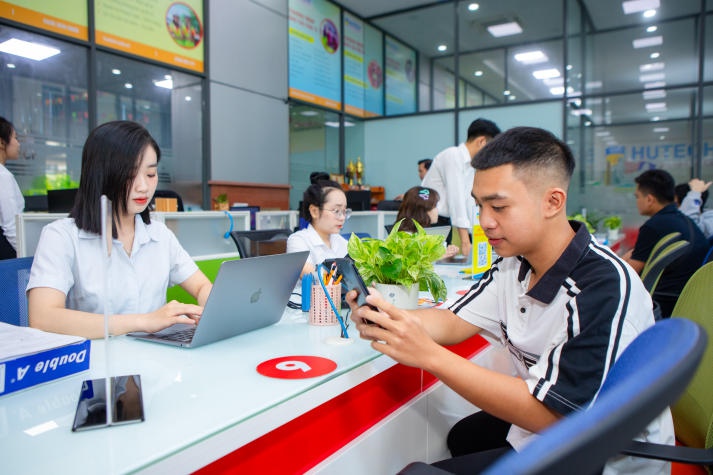 HUTECH rộn ràng đón thí sinh, phụ huynh đến tìm hiểu quy trình nhập học ngay sau khi công bố điểm chuẩn 35