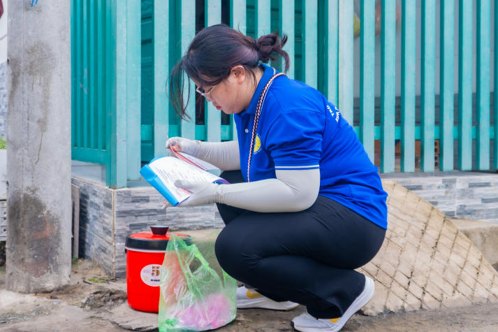 Sôi nổi và đầy nhiệt huyết, sinh viên Khoa Thú y - Chăn nuôi tham gia tiêm phòng dịch bệnh động vật tại Quận 12 và Gò Vấp 40