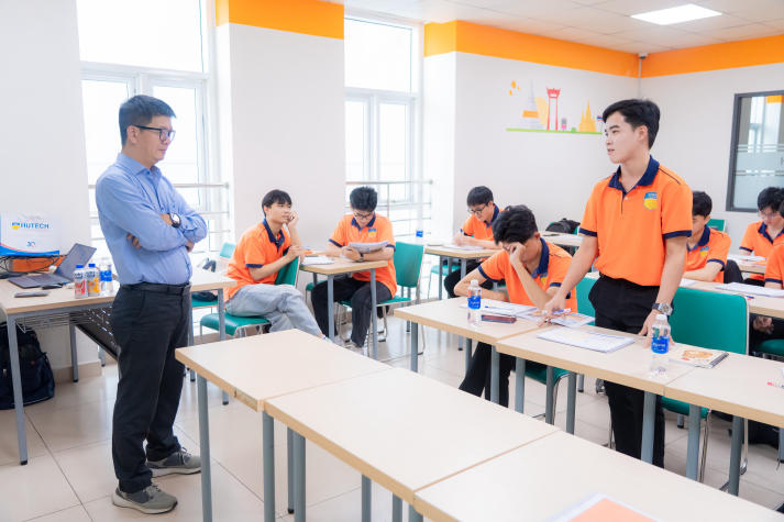 [Video] Sinh viên HUTECH học cách làm chủ tài chính từ chuyên gia trong dự án "Hanwha Life Finance Mentor" 74