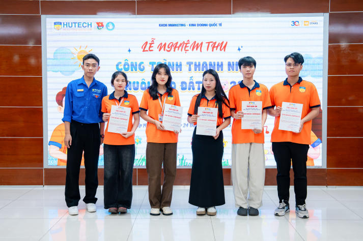 “Khui heo xinh” cùng Khoa Marketing - Kinh doanh quốc tế, thu hơn 21 triệu đồng cho hoạt động cộng đồng 66