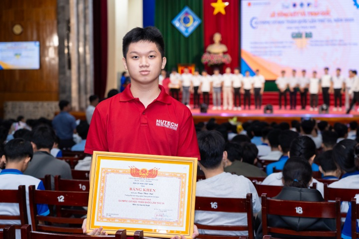 Trần Thái Đạt - Sinh viên ngành Kỹ thuật cơ điện tử đạt giải Ba cuộc thi Thiết kế robot quốc tế Altair Inspire 30