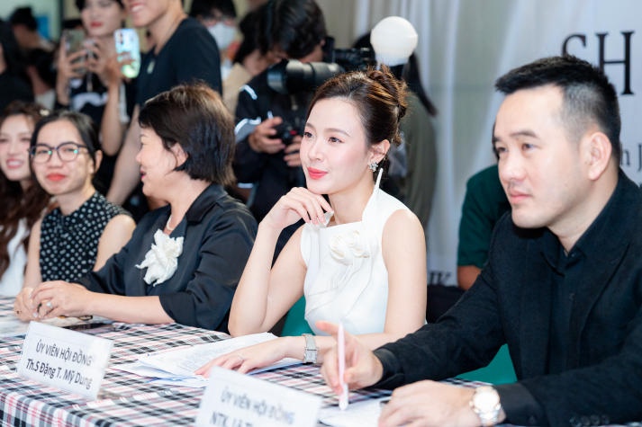 [Video] Sinh viên Thiết kế thời trang HUTECH “trình làng” loạt đồ án tốt nghiệp với nhiều ý tưởng độc đáo 493