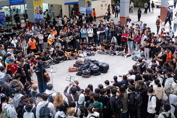 [Video] Du ca sân trường tại HUTECH: Không gian âm nhạc tràn đầy sức sống tuổi trẻ 23