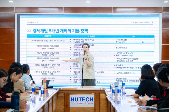 Sinh viên Khoa Hàn Quốc học khám phá “đòn bẩy” đưa doanh nghiệp Hàn Quốc vươn tầm toàn cầu 27
