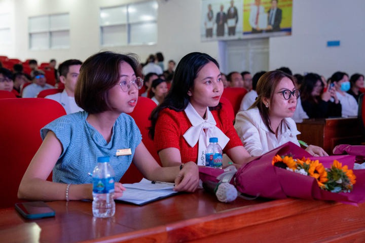 Sinh viên Tâm lý học HUTECH “trình làng” nhiều sản phẩm quảng cáo độc đáo trong buổi công chiếu đồ án cuối kỳ 90