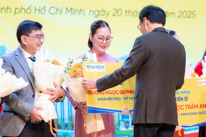 [Video] HUTECH long trọng công bố xếp hạng QS Ranking trong dịp Tri ân Nhà giáo 20/11 108