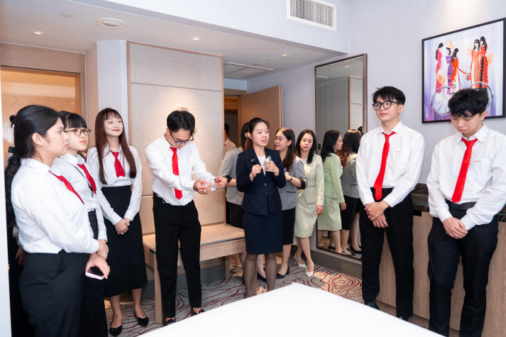 Sinh viên Quản trị khách sạn nâng tầm kỹ năng nghề tại Sheraton Saigon Hotel 61
