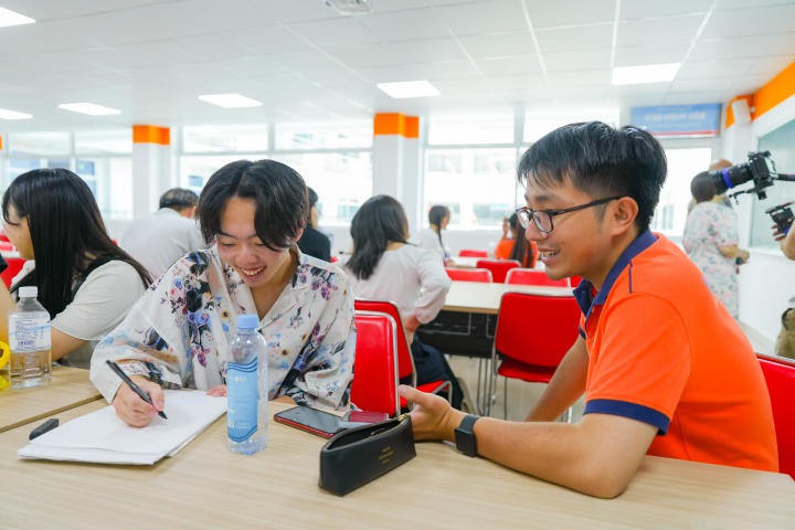 Sinh viên ĐH Hosei tìm hiểu văn hoá giao tiếp Việt Nam cùng sinh viên HUTECH 60