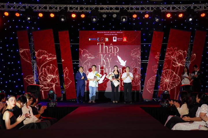 Sinh viên Quản trị sự kiện HUTECH mang sắc phục Việt lên sân khấu Fashion Show đầu tay 245