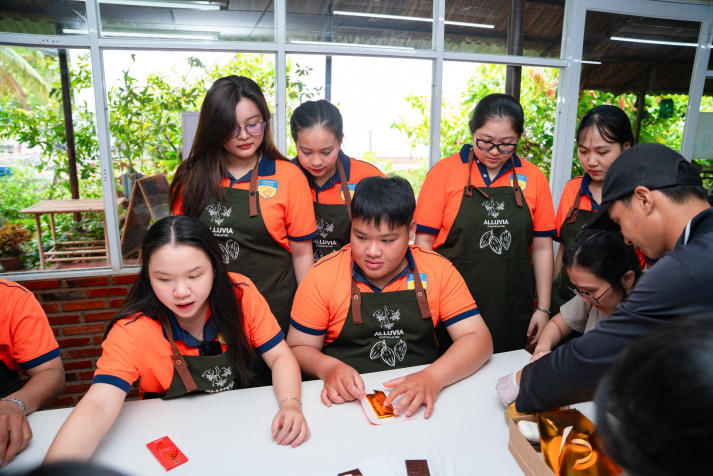 Sinh viên Công nghệ thực phẩm học từ trải nghiệm, hiểu sâu quy trình sản xuất socola Việt 68