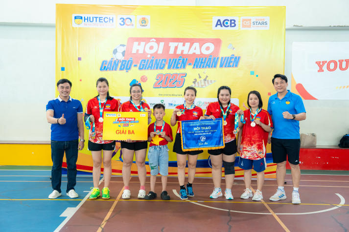 [Hội thao CB-GV-NV HUTECH 2025]: TT.TVTS-TT.TrT-TT.Mar-PTTH, P.ĐT-P.KT-TT.DHS bảo vệ thành công ngôi vương Bóng chuyền nam, nữ 130